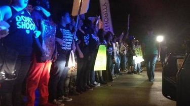 americateve | Manifestantes en Miami se movilizaron por las calles de Midtown y en la Interestatal 195, cerrando el acceso al Julia Tuttle Causeway, como parte de una protesta nacional por las muertes a manos de oficiales de policía en New York y Ferguson.