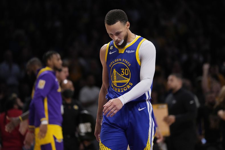 El base de los Warriors de Golden State Stephen Curry camina en la duela en los minutos finales del juego 6 de las semifinales de la Conferencia Oeste ante los Lakers de Los Ángeles el viernes 12 de mayo del 2023. (AP Foto/Ashley Landis)