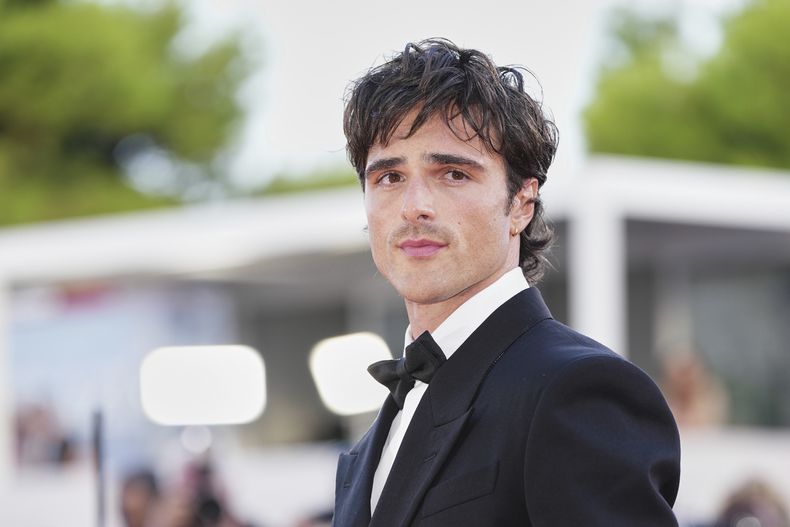 Jacob Elordi posa en la alfombra roja de la película Frankenstein durante la 82a edición del Festival de Cine de Venecia en Venecia, Italia, el sábado 30 de agosto de 2025. (Foto Scott A Garfitt/Invision/AP)