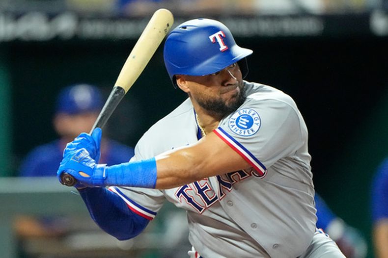Elias Díaz, de los Rangers de Texas, espera para batear un sencillo doble productor durante la décima entrada del béisbol de Grandes Ligas contra los Reales de Kansas City, el miércoles 10 de junio de 2026, en Kansas City, Missouri. (AP Foto/Charlie Riedel)