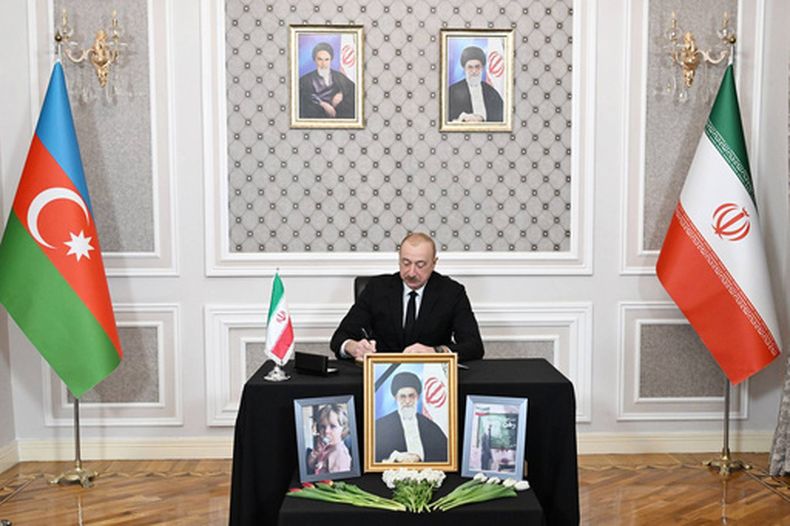 En esta foto proporcionada por el Servicio de Prensa Presidencial de Azerbaiyán, el azerbaiyano Ilham Aliyev, presidente de Azerbaiyán, escribe un mensaje en un libro de condolencias por el fallecido líder supremo iraní, el ayatolá Alí Jamenei, en la embajada de Irán en Bakú, Azerbaiyán, el miércoles 4 de marzo de 2026. (Servicio de Prensa Presidencial de Azerbaiyán vía AP)