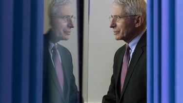 ARCHIVO - El doctor Anthony Fauci, director del Instituto Nacional de Alergias y Enfermedades Infecciosas, llega a la Casa Blanca para hablar sobre el coronavirus, el 22 de abril de 2020, en Washington. (AP Foto/Alex Brandon, Archivo)