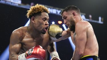 Devin Haney, a la izquierda, combate contra Vasiliy Lomachenko en un combate de peso ligero el sábado 20 de mayo de 2023 en Las Vegas. Haney ganó por decisión unánime. (AP Foto/John Locher)