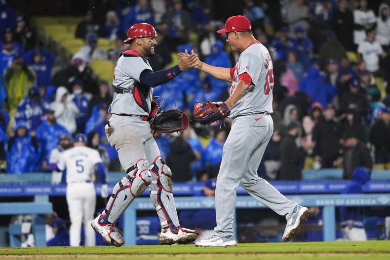 El mexicano Giovanny Gallegos, relevista de los Cardenales de San Luis, festeja con el panameño Iván Herrera tras el triunfo sobre los Dodgers de Los Ángeles, el sábado 30 de marzo de 2024 (AP Foto/Jae C. Hong)
