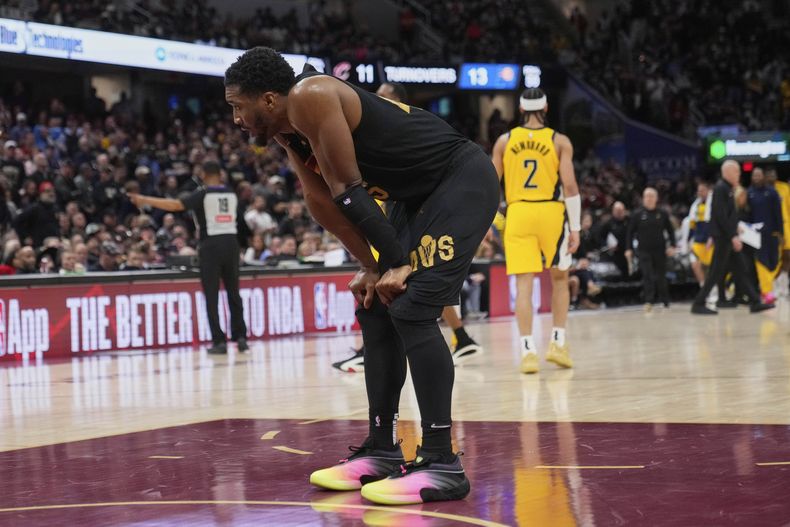 Donovan Mitchell, de los Cavaliers de Cleveland, se toma un respiro en el quinto encuentro de la serie de playoffs ante los Pacers de Indiana, el martes 13 de mayo de 2025 (AP Foto/Sue Ogrocki)