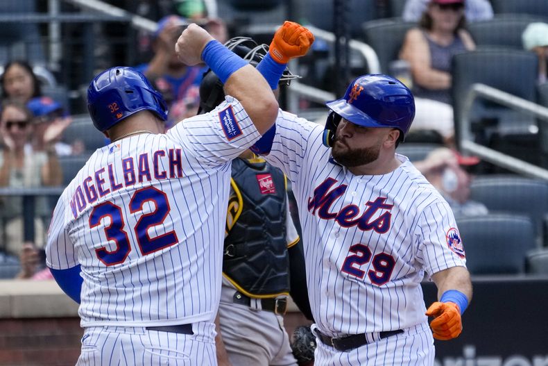 DJ Stewart (29) y Daniel Vogelbach (32) de los Mets de Nueva York celebran tras el jonrón de Stewart frente a los Piratas de Pittsburgh, el miércoles 16 de agosto de 2023, en Nueva York. (AP Foto/Mary Altaffer)