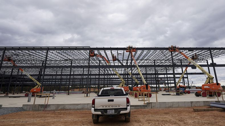 Elevadores JLG en funcionamiento en el exterior de una planta solar QCells de Hanwha el 16 de octubre de 2023 en Cartersville, Georgia. (Foto AP/Mike Stewart, Archivo)