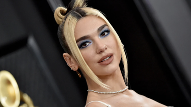 dua lipa asistio a la premiere de barbie ensenando sus pezones (fotos)