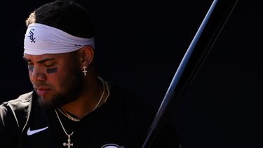 ARCHIVO - Foto del nueve de marzo del 2024, Yoán Moncada de los Medias Blancas de Chciago sostiene su bate en el dugout durante los entrenamientos de primavera.(AP Foto/Lindsey Wasson, Archivo)