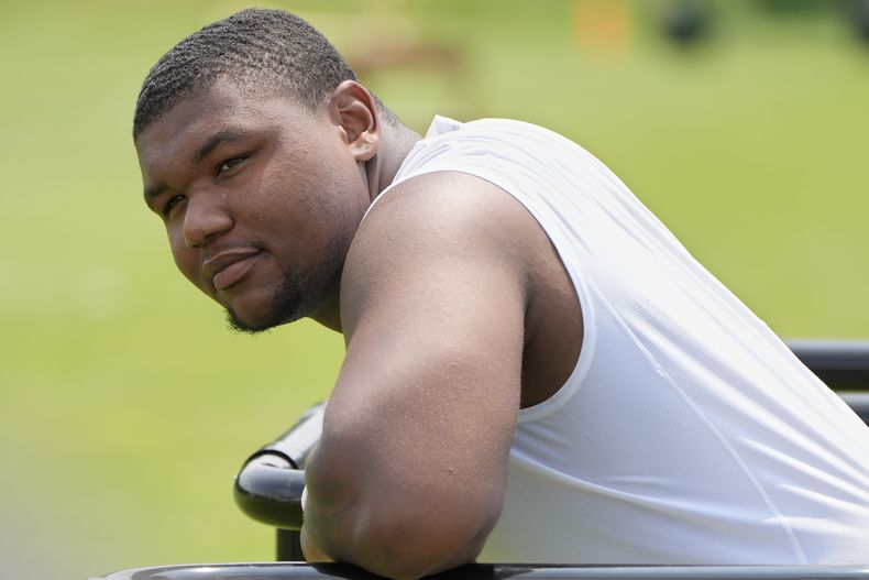 El tackle defensivo de los Browns de Cleveland, Mike Hall Jr., espera su turno para hablar en una conferencia de prensa durante una práctica del campamento de entrenamiento de fútbol americano de la NFL, el sábado 27 de julio de 2024, en White Sulphur Springs, W.Va. (AP Foto/Sue Ogrocki)