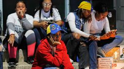 Los familiares de los detenidos, que según ellos están recluidos por motivos políticos, esperan frente a El Helicoide, sede del servicio de inteligencia venezolano y centro de detención, después de que la Asamblea Nacional aprobara una ley de amnistía en Caracas, Venezuela, el jueves 19 de febrero de 2026. (Foto AP/Crisitian Hernández)