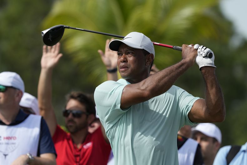 Tiger Woods tras su tiro de salida en el cuarto hoyo durante la tercera ronda del torneo Hero World Challenge de a PGA, el sábado 2 de diciembre de 2023, en New Providence, Bahamas. (AP Foto/Fernando Llano)
