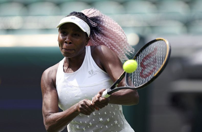 Venus Williams entrena en el All England Lawn Tennis en Wimbledon, Inglaterra, el jueves 29 de junio de 2023. El torneo de Wimbledon inicia el lunes. (Steven Paston/PA vía AP)