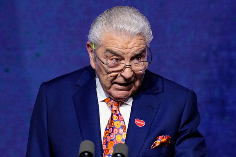 ARCHIVO - Mario Kreutzberger, más conocido como Don Francisco, habla durante la inauguración del Encuentro Nacional de la Empresa (ENADE) en Santiago de Chile, el 25 de abril de 2024. (Foto AP/Esteban Felix, archivo)