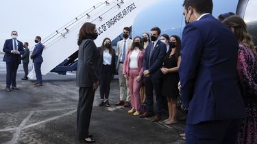 investigan sindrome habana en demora de gira de harris