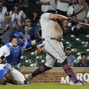 Josh Naylor, de los Guardianes de Cleveland, batea sencillo productor de dos carreras en contra de los Cachorros de Chicago durante la 10ma entrada del juego de béisbol, el domingo 2 de julio de 2023, en Chicago. (AP Foto/David Banks)