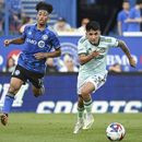 Thiago Almada (23) del Atlanta United avanza con el balón perseguido por Nathan-Dylan Saliba (19) del CF Montreal durante el partido de la MLS, el sábado 8 de julio de 2023, en Montreal. (Graham Hughes/The Canadian Press vía AP)