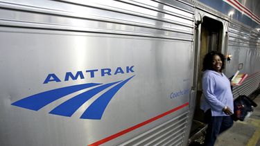 ARCHIVO - Una pasajera sale de un tren en una estación de Nueva Orleans, el 2 de noviembre de 2008. (AP Foto/Pat Semansky, Archivo)