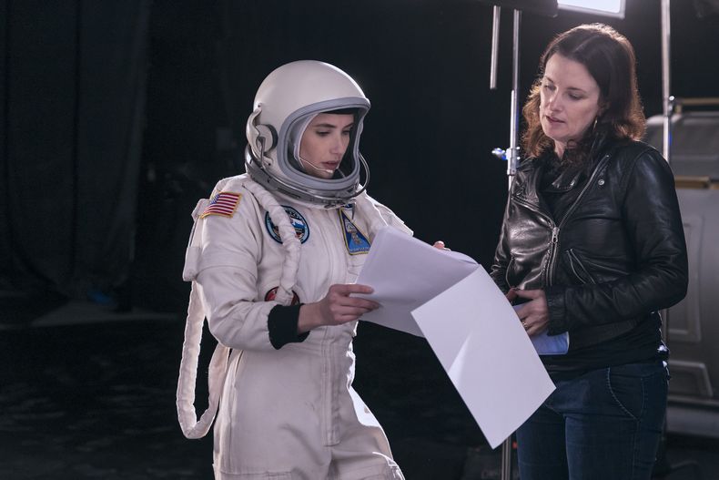En esta imagen proporcionada por Amazon, Emma Roberts, izquierda, con la directora Liz W. Garcia en el set de Space Cadet. (Eric Liebowitz/Prime Video vía AP)