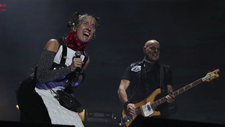 ARCHIVO - La cantante colombiana Andrea Echeverry de Aterciopelados cantan en la gira Gracias Totales de Soda Stereo en Bogotá, Colombia, el 29 de febrero de 2020. Aterciopelados lanzaron una versión en vivo de, casi, 30 aniversario de su álbum El Dorado en marzo de 2024. (Foto AP/Fernando Vergara, archivo)