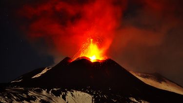 americateve | Foto tomada el s&aacute;bado 16 de noviembre de 2013 que muestra la erupci&oacute;n del Monte Etna, el volc&aacute;n m&aacute;s activo de Europa, que hizo erupci&oacute;n sin que se registraran da&ntilde;os ni v&iacute;ctimas. (Foto de AP/Carmelo Imbesi)