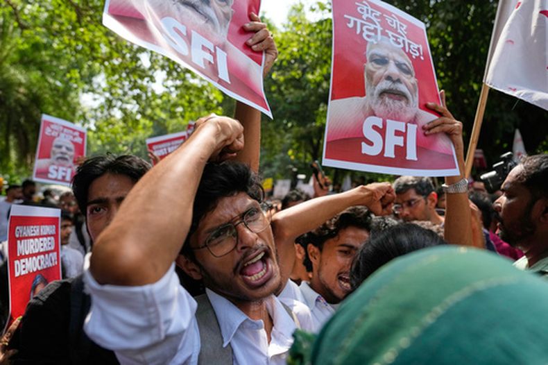 Simpatizantes de partidos de izquierdas y estudiantes corean consignas durante una protesta contra el jefe de la Comisión Electoral, Gyanesh Kumar, y reclaman la suspensión de una revisión en Nueva Delhi, India, el 2 de octubre de 2026. (AP Foto/Manish Swarup)