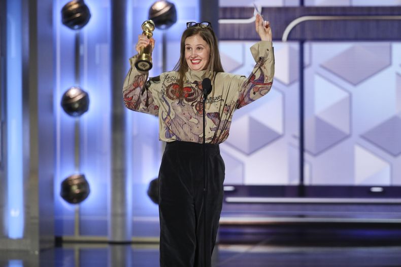 En esta imagen proporcionada por CBS la cineasta Justine Triet de Anatomy of a Fall en la 81a edición de los Globos de Oro el domingo 7 de enero de 2024, en el Hotel Beverly Hilton en Beverly Hills, California. (Sonja Flemming/CBS via AP)