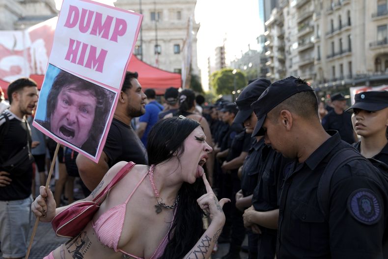 Una manifestante antigobierno se burla ante la policía que custodia el Congreso donde los legisladores debaten una reforma impulsada por el presidente argentino, Javier Milei, en Buenos Aires, Argentina, el jueves 1 de febrero de 2024. La propuesta incluye una amplia variedad de medidas económicas, administrativas, penales y medioambientales. (AP Foto/Rodrigo Abd)
