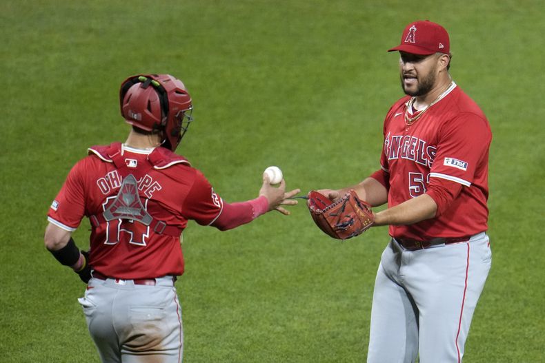 El lanzador relevista de los Angelinos de Los Ángeles, Carlos Estévez, a la derecha, celebra con el receptor Logan OHoppe después de la victoria del equipo sobre los Piratas de Pittsburgh en un juego de béisbol en Pittsburgh, el martes 7 de mayo de 2024. (AP Foto/Gene J. Puskar)