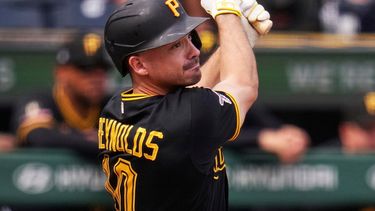 Bryan Reynolds, de los Piratas de Pittsburgh, observa un elevado durante la primera entrada del segundo juego de béisbol de Grandes Ligas de una doble cartelera contra los Cerveceros de Milwaukee, el sábado 11 de julio de 2026. (AP Foto/Gene J. Puskar)