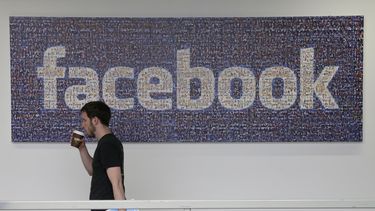 americateve | Un empleado de Facebook camina frente a un letrero de la empresa en las oficinas de &eacute;sta en Menlo Park, California, el 15 de marzo de 2013. Facebook elimin&oacute; la funci&oacute;n que permite a usuarios ocultar sus perfiles de b&uacute;squedas, s
