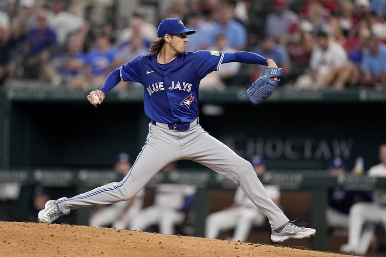 El abridor de los Azulejos de Toronto Kevin Gausman lanza en la quinta entrada del encuentro ante los Rangers de Texas el jueves 19 de septiembre del 2024. (AP Foto/Tony Gutierrez)