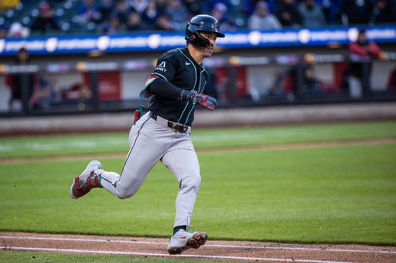 Corbin Carroll, de los Diamondbacks de Arizona, recorre los senderos al conectar un triple frente a los Mets de Nueva York, el miércoles 8 de abril de 2026 (AP Foto/Angelina Katsanis)