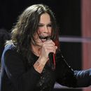 ARCHIVO - Ozzy Osbourne se presenta en el concierto del 25º aniversario del Salón de la Fama del Rock & Roll el 30 de octubre de 2009, en Nueva York. (Foto AP/Henny Ray Abrams, archivo)