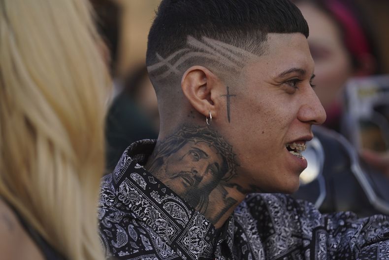 El rapero Santa Fe Klan habla con fans en la alfombra roja de Black Panther: Wakanda Forever, en Naucalpan, México el 9 de noviembre de 2022. Santa Fe Klan lazó su álbum Todo el 27 de julio de 2023. (Foto AP/Marco Ugarte, archivo)