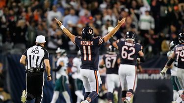 Case Keenum (11), quarterback de los Bears de Chicago, celebra después de lanzar un pase de touchdown a Kalif Raymond mientras el árbitro Shawn Hochuli (83) corre durante la segunda mitad del partido de la NFL en contra de los Eagles de Filadelfia, el lunes 28 de septiembre de 2026. (AP Foto/Nam Y. Huh)