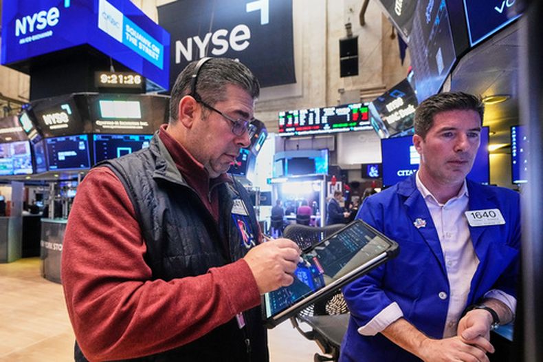 ARCHIVO - El operador Michael Capolino, a la izquierda, y el especialista Thomas McArdle trabajan en el piso de remates de la Bolsa de Valores de Nueva York, el lunes 26 de enero de 2026. (AP Foto/Richard Drew/Archivo)