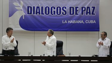 Colombia: firman cese fuego, desmovilización, entrega armas
