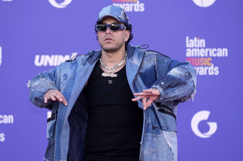 ARCHIVO - Ryan Castro llega a los Latin American Music Awards el jueves 20 de abril de 2023, en la Arena MGM Grand Garden en Las Vegas. Castro incluyó un tema de salsa en su nuevo álbum, El cantante del ghetto. (Foto AP/John Locher, archivo)