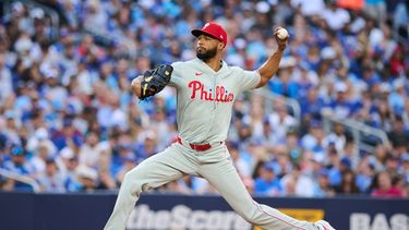 Cristopher Sánchez, de los Filis de Filadelfia, trabaja durante la segunda entrada del juego de béisbol de Grandes Ligas contra los Azulejos de Toronto, el lunes 8 de junio de 2026, en Toronto. (Sammy Kogan/The Canadian Press via AP)