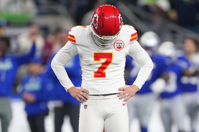 El pateador de los Chiefs de Kansas City Harrison Butker reacciona tras fallar un gol de campo en el encuentro ante los Seahawks de Seattle el domingo 25 de octubre del 2026. (AP Foto/Lindsey Wasson)