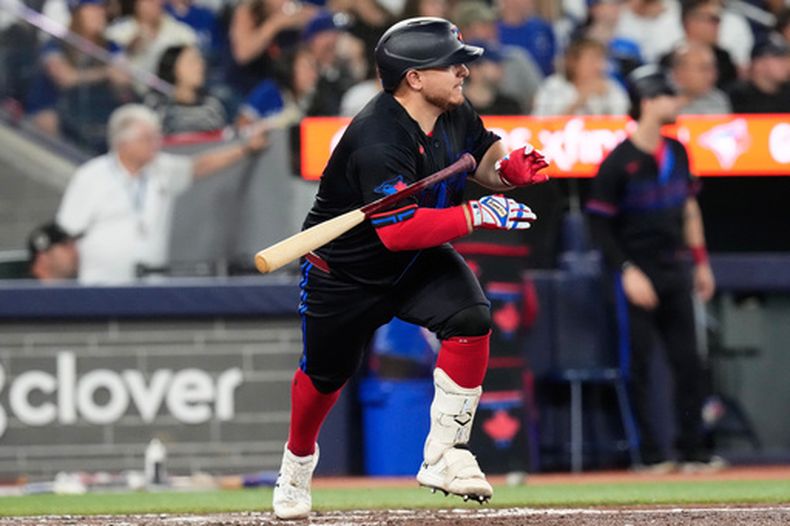 El mexicano Alejandro Kirk, de los Azulejos de Toronto, corre a la inicial tras conseguir un doble ante el pitcher Gerrit Cole, de los Yankees de Nueva York, el viernes 14 de agosto de 2026 (Chris Young/The Canadian Press via AP)