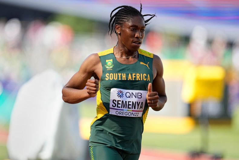 ARCHIVO - La sudafricana Caster Semenya compite durante una serie en la carrera de 5000 metros femenino en el Campeonato Mundial de Atletismo el 20 de julio de 2022, en Eugene, Oregón. (AP Photo/Ashley Landis, Archivo)
