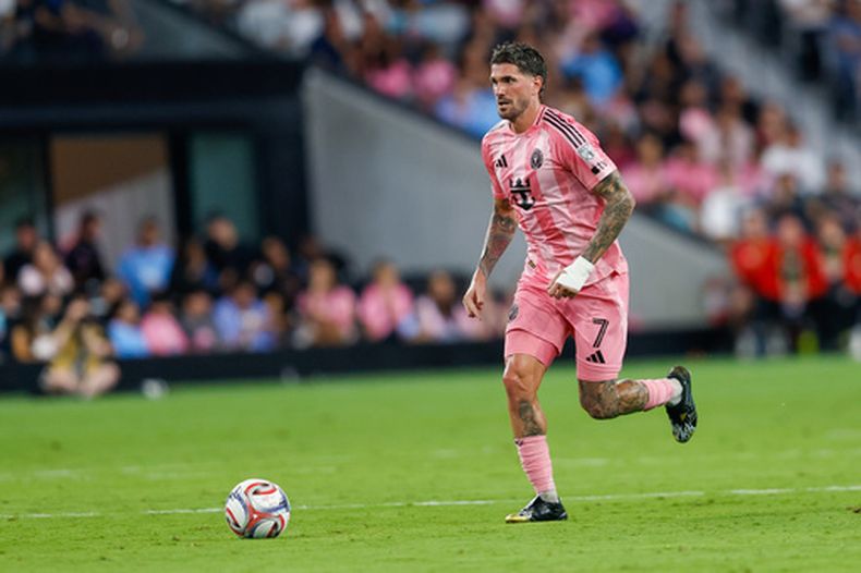 El mediocampista argentino del Inter Miami, Rodrigo De Paul, controla la pelota durante un partido de la MLS contra New England Revolution, sábado 25 abril, 2026, en Miami. (AP Foto/Chris Arjoon).