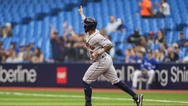 El jardinero de los Astros de Houston Corey Julks celebra el primer grand slam de su carrera en la primera entrada ante los Azulejos de Toronto el lunes 5 de junio del 2023. (Andrew Lahodynskyj/The Canadian Press via AP)