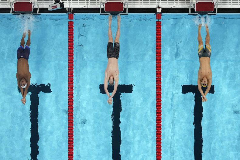 El puertorriqueño Yeziel Morales, a la izquierda, compite en su heat eliminatorio de los 200 metros estilo dorso con el neozelandés Kane Follows, al centro, y Se-Bom Lee, de Australia, el miércoles 31 de julio de 2024, en Nanterre, Francia. (AP Foto/David J. Phillip)