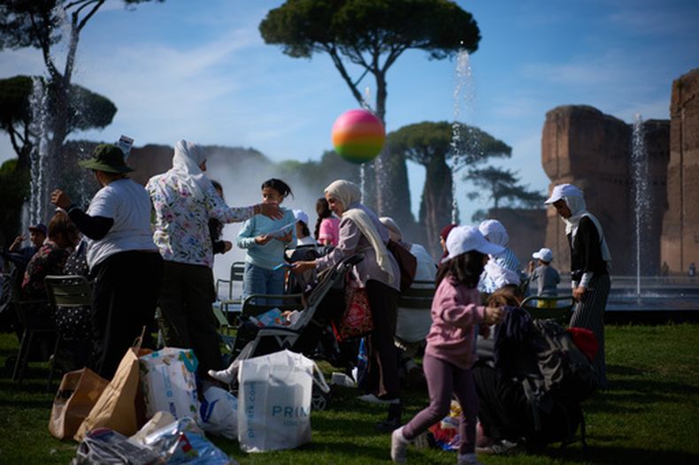 Familias de refugiados palestinos que han llegado a Italia desde Gaza visitan las Termas de Caracalla en Roma, organizado por la asociación Guías para Gaza, el domingo 3 de mayo de 2026. (Foto AP/Andrew Medichini)