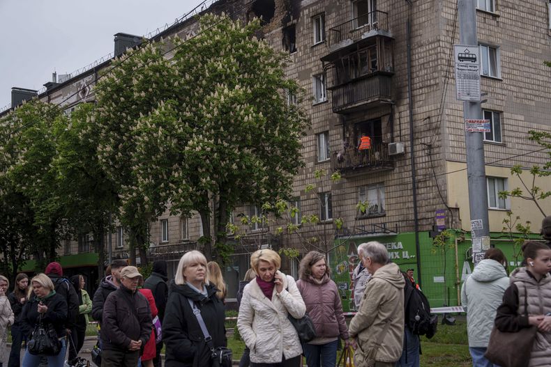 Un trabajador municipal despeja los escombros de un balcón en un edificio residencial dañado por un ataque ruso en Kiev, Ucrania, el miércoles 7 de mayo de 2025. (AP Foto/Evgeniy Maloletka)