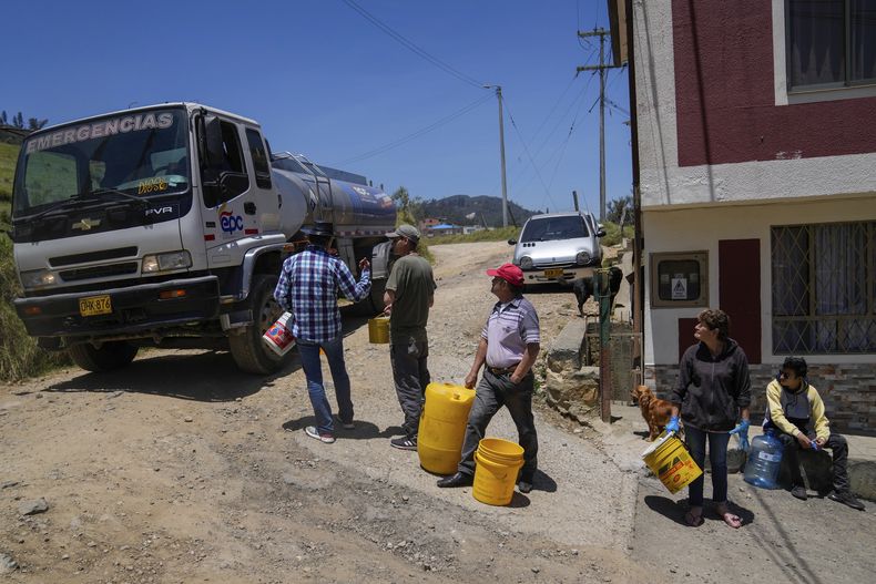 ARCHIVO - Los residentes recogen agua de un camión en medio del racionamiento de agua en La Calera, en las afueras de Bogotá, Colombia, el 16 de abril de 2024. (AP Foto/Fernando Vergara, Archivo)