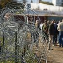 ARCHIVO - Alambre de púas bordea el sendero por el que caminan legisladores en una zona cercana a la frontera con México, el 3 de enero de 2024, en Eagle Pass, Texas. (AP Foto/Eric Gay, Archivo)